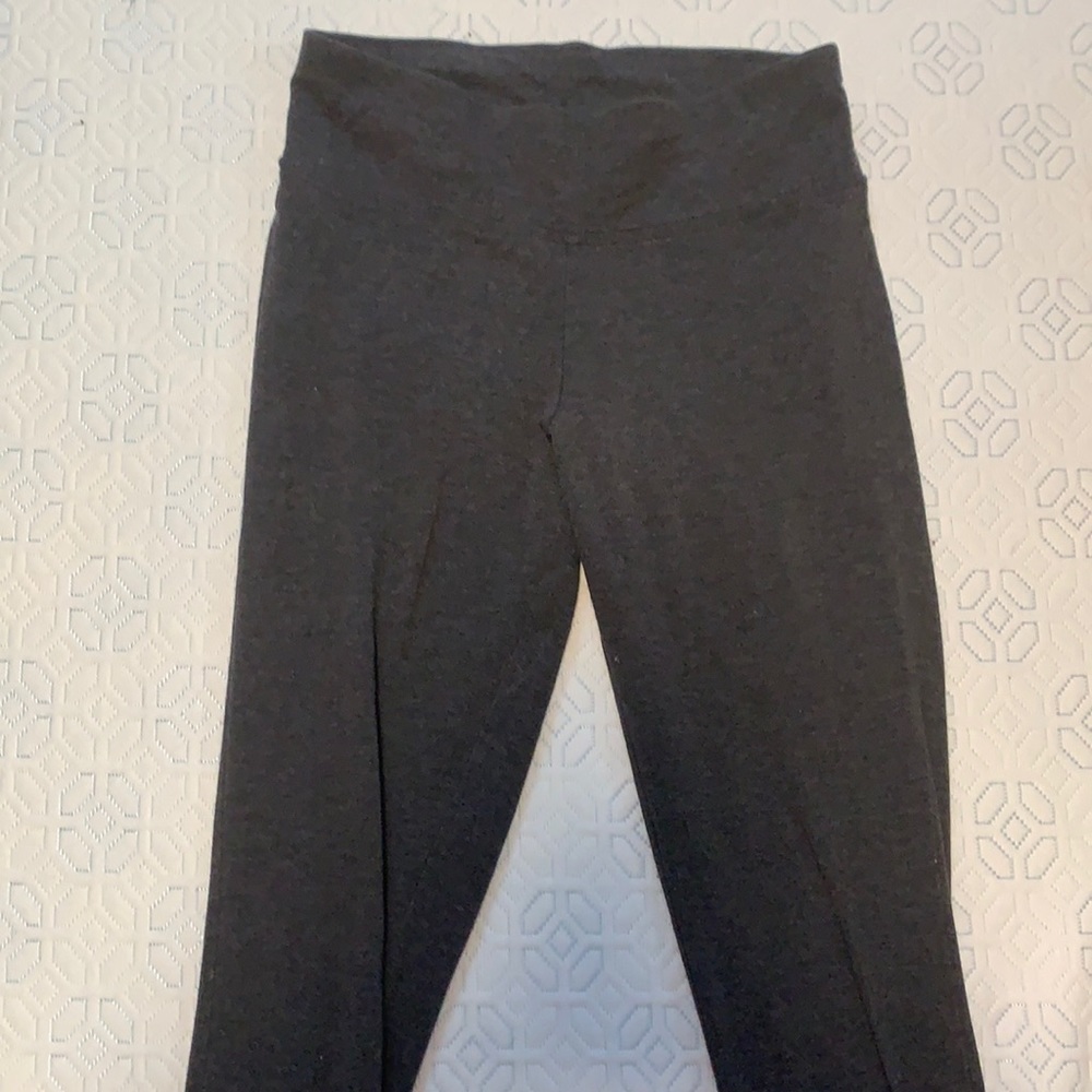 I’m selling this dark cute leggings